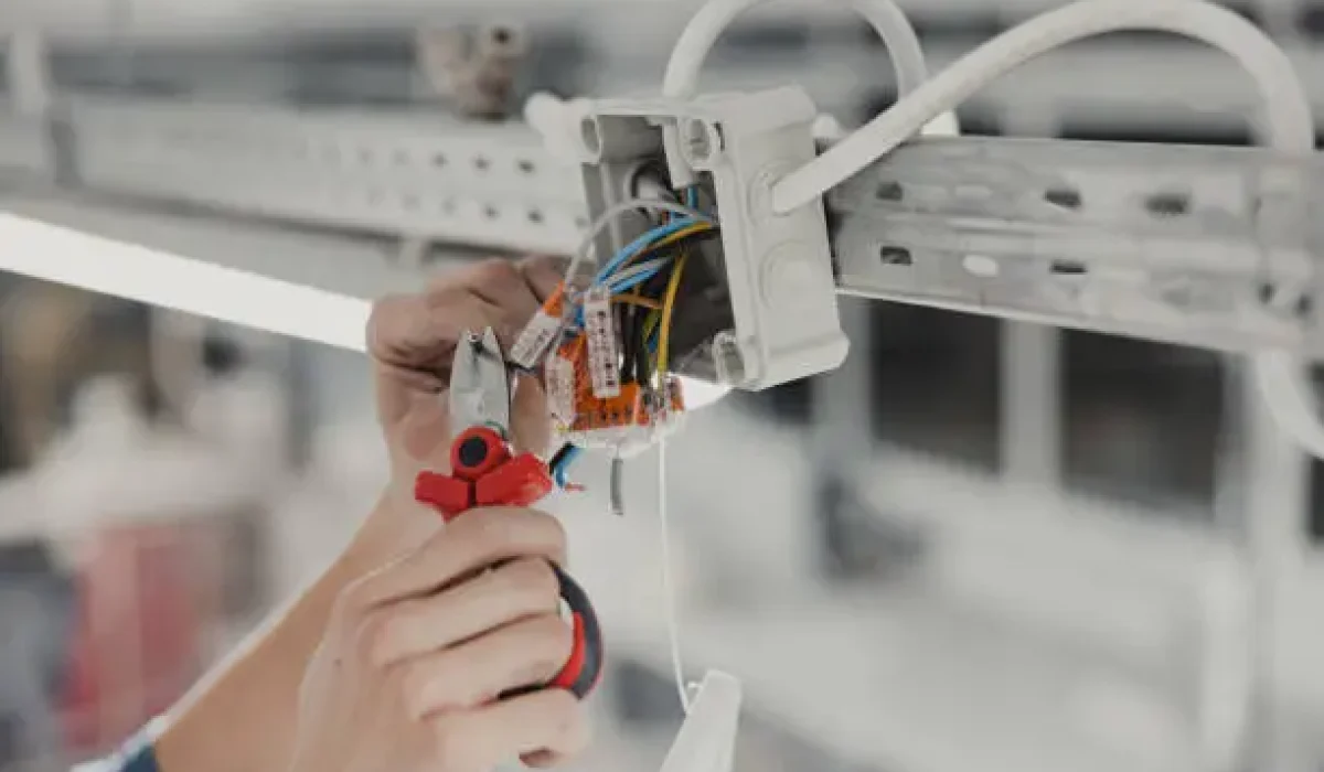 Électriciens Industriels Roumains