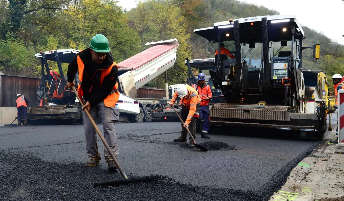 travaux-routiers-sur-la-rd-1004-pres-de-wasselonne-debut-mars-selon-le-syndicat-routes-de-france-les-prix-du-bitume-avaient-augmente-de-40-a-50-par-rapport-aux-moyennes-de-2021-photo-archives-dn